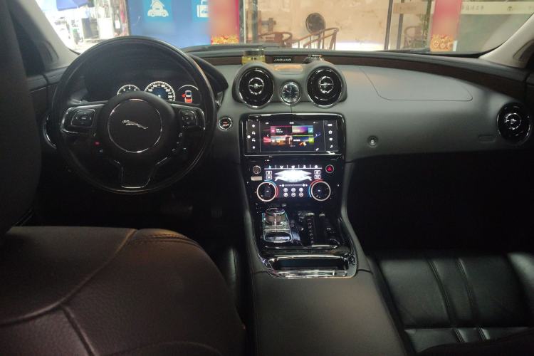 Used Jaguar XJ 2016 XJL 3.0 SC Two-Wheel-Drive Elegant Business Edition Center Console