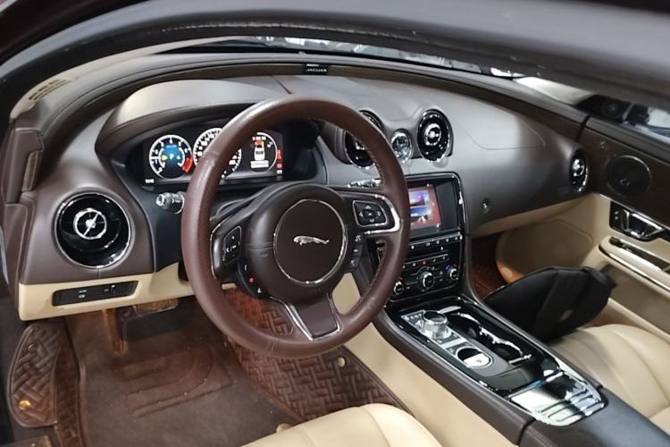 Used Jaguar XJ 2016 XJL 2.0T Two-Wheel-Drive Elegant Business Edition Center Console