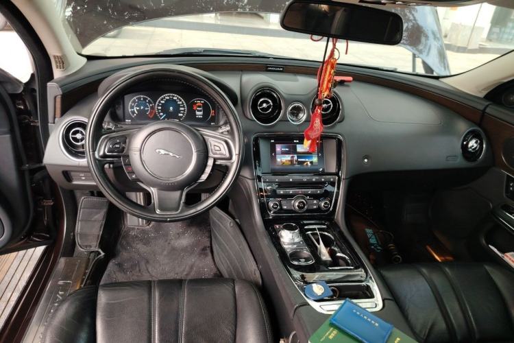Used Jaguar XJ 2016 XJL 2.0T Two-Wheel-Drive Elegant Business Edition Center Console