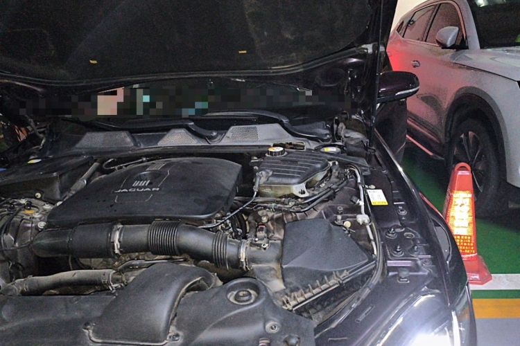 Used Jaguar XJ 2016 XJL 2.0T Two-Wheel-Drive Elegant Business Edition Engine Bay Left