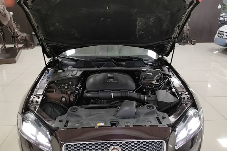 Used Jaguar XJ 2016 XJL 2.0T Two-Wheel-Drive Elegant Business Edition Engine Bay