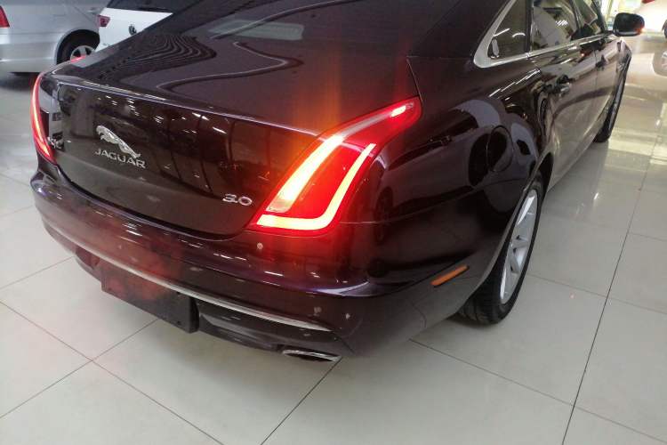 Used Jaguar XJ 2016 XJL 2.0T Two-Wheel-Drive Elegant Business Edition Exterior 3
