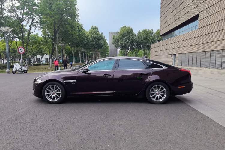 Used Jaguar XJ 2016 XJL 2.0T Two-Wheel-Drive Elegant Business Edition Exterior 3