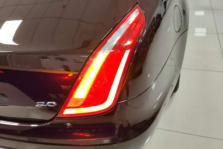 Used Jaguar XJ 2016 XJL 2.0T Two-Wheel-Drive Elegant Business Edition Exterior 3