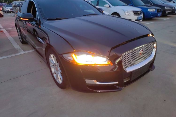 Used Jaguar XJ 2016 XJL 2.0T Two-Wheel-Drive Elegant Business Edition Front Right 45 Deg