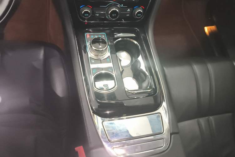Used Jaguar XJ 2016 XJL 3.0 SC Two-Wheel-Drive Elegant Business Edition Gear Lever