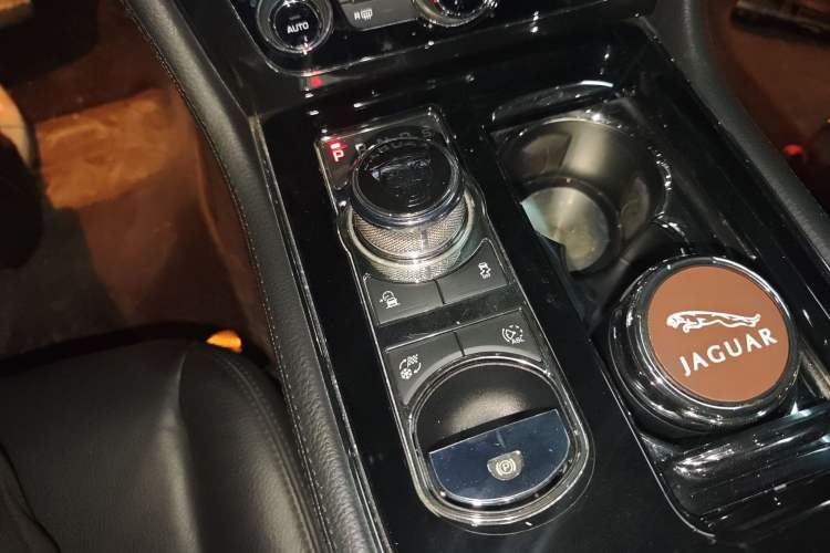 Used Jaguar XJ 2016 XJL 3.0 SC Two-Wheel-Drive Elegant Business Edition Gear Lever