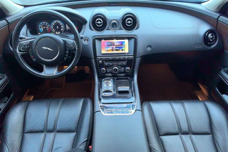 Used Jaguar XJ 2016 XJL 2.0T Two-Wheel-Drive Elegant Business Edition Interior 2