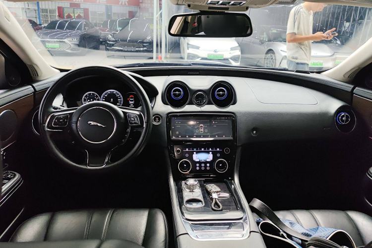 Used Jaguar XJ 2016 XJL 3.0 SC Two-Wheel-Drive Elegant Business Edition Interior 2