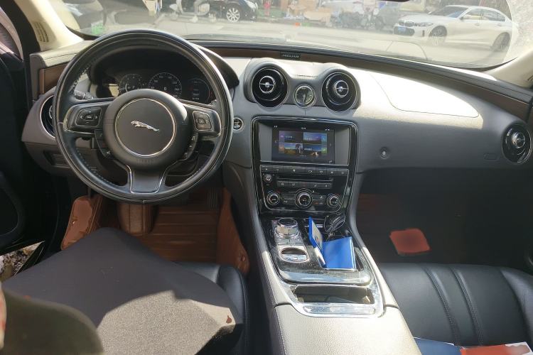 Used Jaguar XJ 2016 XJL 2.0T Two-Wheel-Drive Elegant Business Edition Interior 2