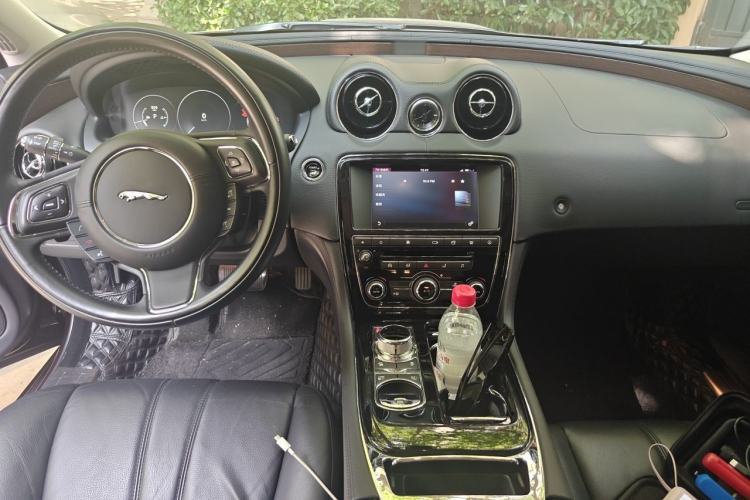 Used Jaguar XJ 2016 XJL 2.0T Two-Wheel-Drive Elegant Business Edition Interior 2