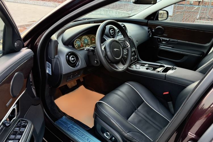 Used Jaguar XJ 2016 XJL 3.0 SC Four-Wheel Drive Panoramic Business Edition Interior 3