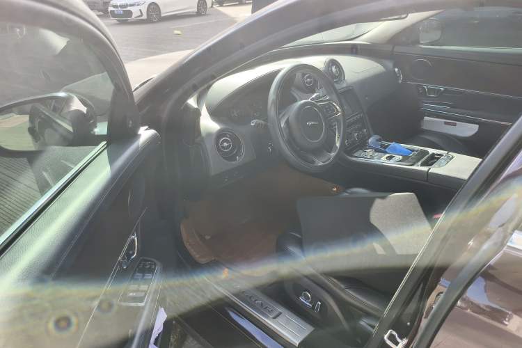 Used Jaguar XJ 2016 XJL 2.0T Two-Wheel-Drive Elegant Business Edition Interior 3