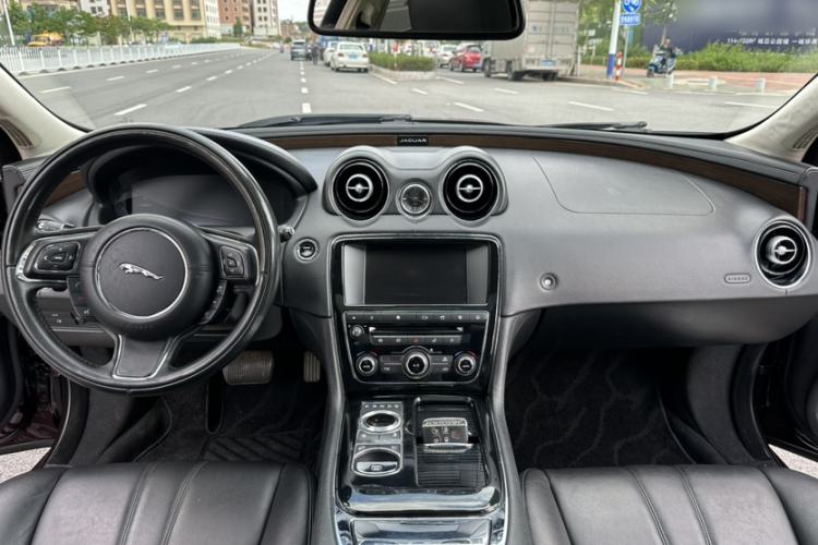 Used Jaguar XJ 2016 XJL 3.0 SC Two-Wheel-Drive Elegant Business Edition Interior 3