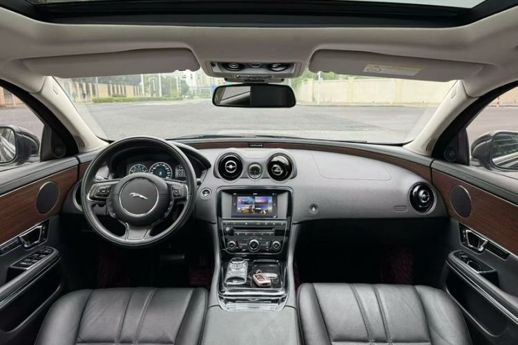 Used Jaguar XJ 2016 XJL 3.0 SC Two-Wheel-Drive Elegant Business Edition Interior 4