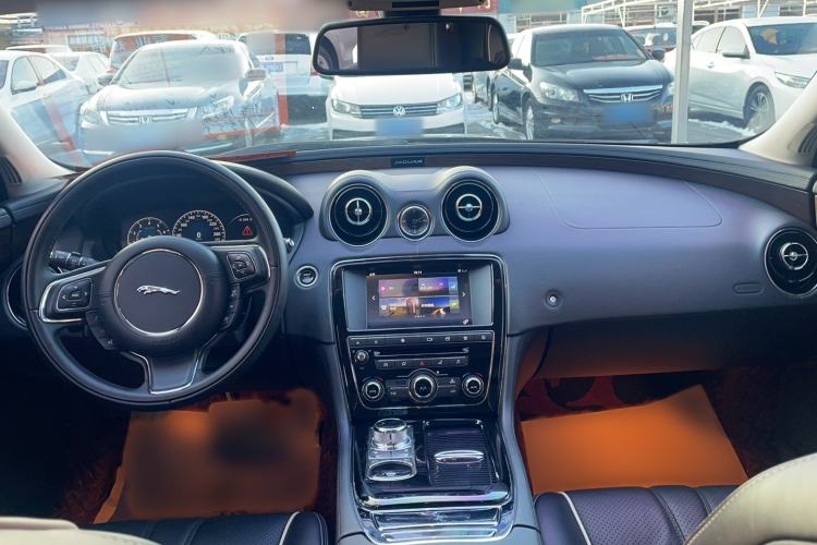 Used Jaguar XJ 2016 XJL 3.0 SC Four-Wheel Drive Panoramic Business Edition Interior 4