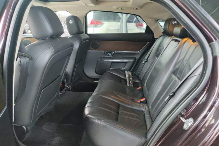 Used Jaguar XJ 2016 XJL 3.0 SC Two-Wheel-Drive Elegant Business Edition Interior 4