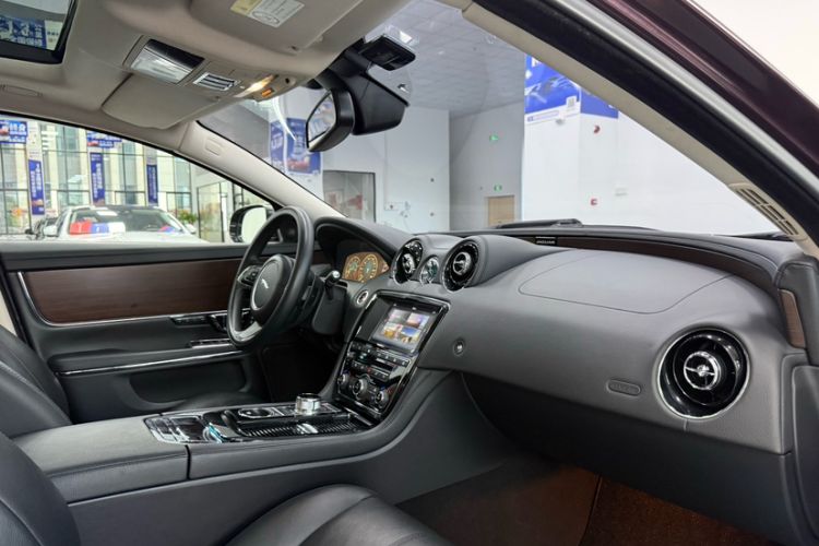 Used Jaguar XJ 2016 XJL 3.0 SC Two-Wheel-Drive Elegant Business Edition Interior 7