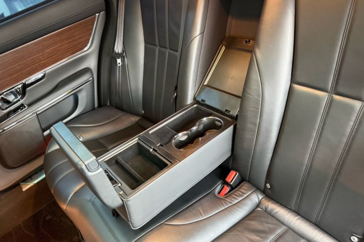 Used Jaguar XJ 2016 XJL 3.0 SC Two-Wheel-Drive Elegant Business Edition Interior 8