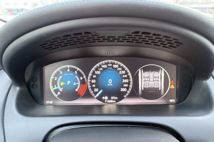 Used Jaguar XJ 2016 XJL 3.0 SC Four-Wheel Drive Panoramic Business Edition Odometer Close Up