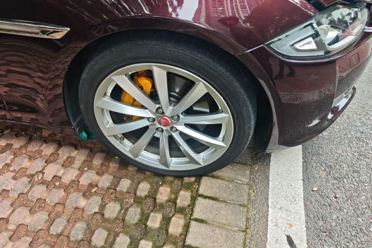 Used Jaguar XJ 2016 XJL 3.0 SC Two-Wheel-Drive Elegant Business Edition Right Front Wheel Hub