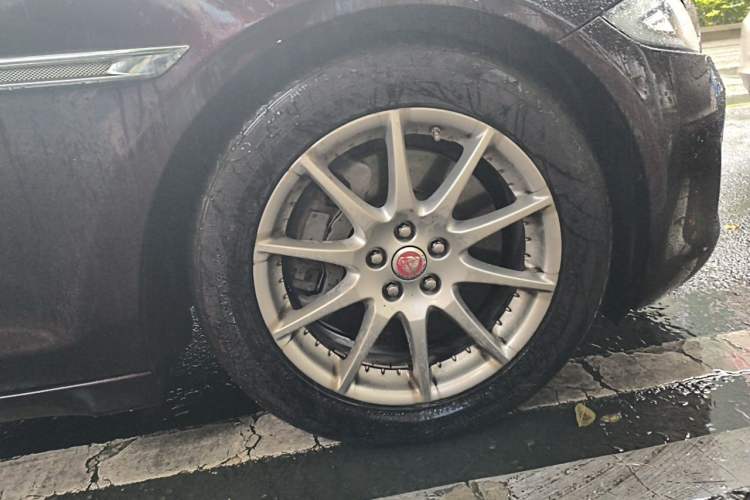 Used Jaguar XJ 2016 XJL 2.0T Two-Wheel-Drive Elegant Business Edition Right Front Wheel Hub