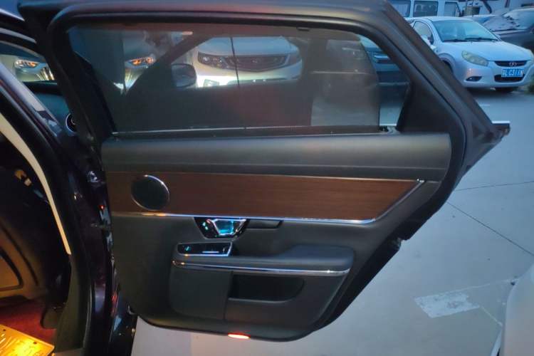 Used Jaguar XJ 2016 XJL 2.0T Two-Wheel-Drive Elegant Business Edition Right Rear Door Interior