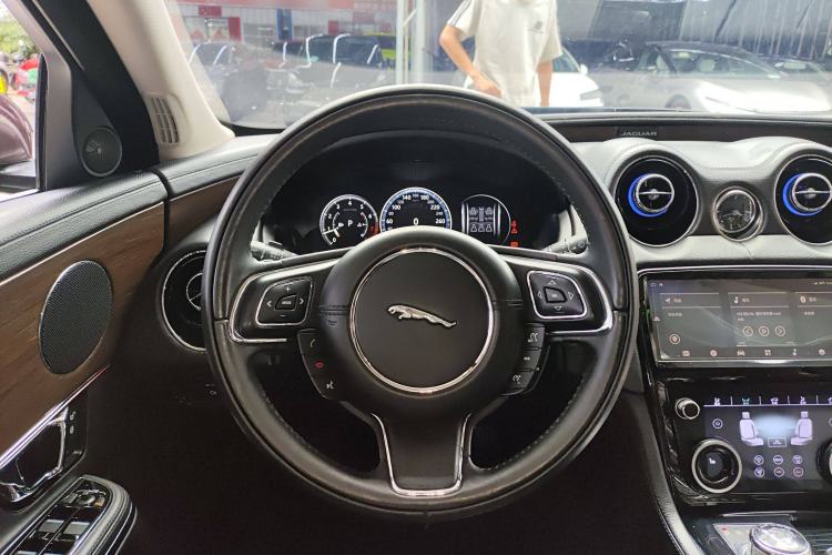 Used Jaguar XJ 2016 XJL 3.0 SC Two-Wheel-Drive Elegant Business Edition Steering Wheel