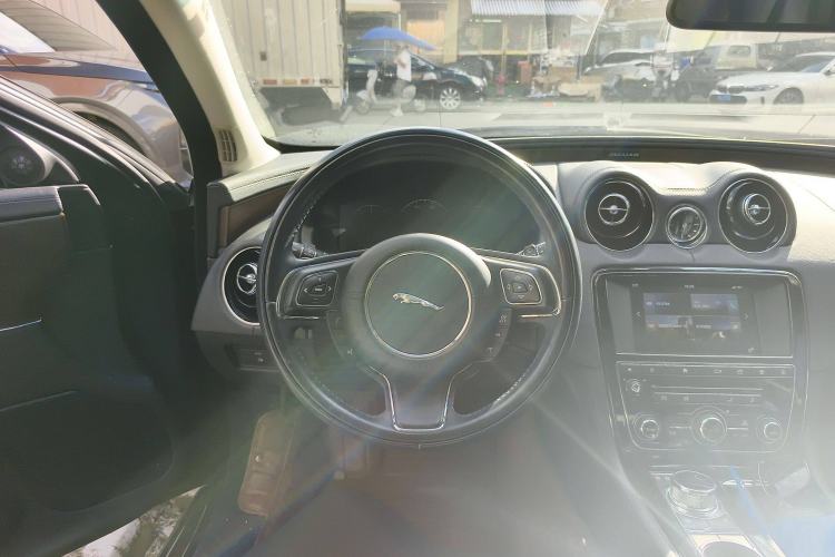Used Jaguar XJ 2016 XJL 2.0T Two-Wheel-Drive Elegant Business Edition Steering Wheel