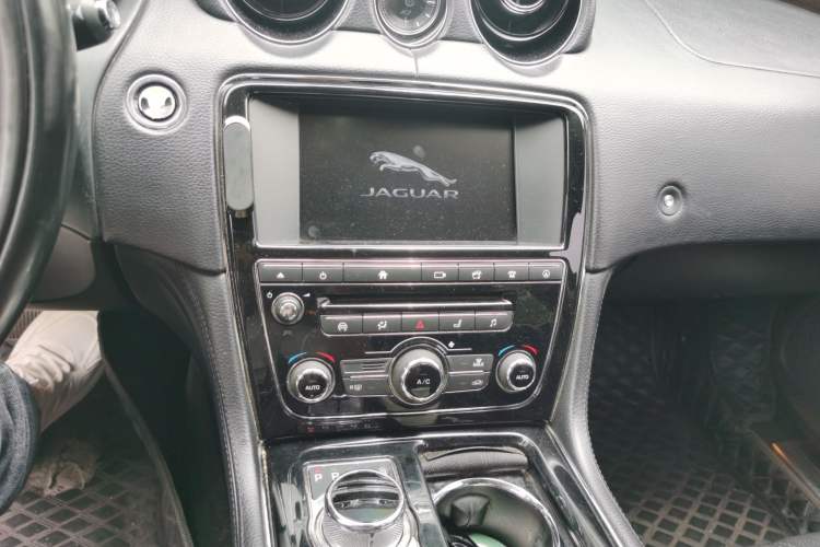 Used Jaguar XJ 2016 XJL 2.0T Two-Wheel-Drive Elegant Business Edition Audio And AC Panel