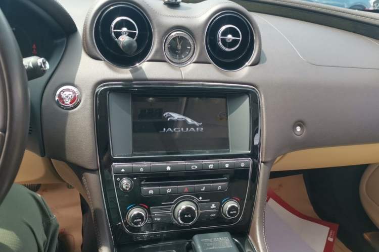 Used Jaguar XJ 2016 XJL 3.0 SC Four-Wheel Drive Panoramic Business Edition Audio And AC Panel