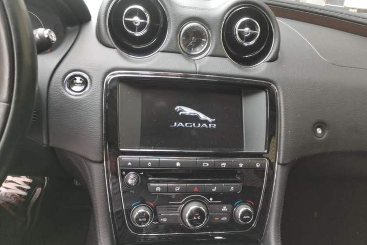 Used Jaguar XJ 2016 XJL 2.0T Two-Wheel-Drive Elegant Business Edition Audio And AC Panel