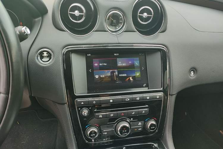 Used Jaguar XJ 2016 XJL 2.0T Two-Wheel-Drive Elegant Business Edition Audio And AC Panel