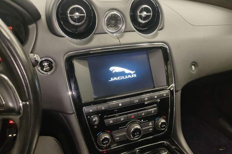 Used Jaguar XJ 2016 XJL 2.0T Two-Wheel-Drive Elegant Business Edition Audio And AC Panel