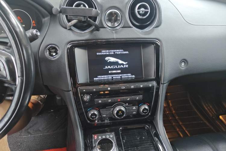 Used Jaguar XJ 2016 XJL 2.0T Two-Wheel-Drive Elegant Business Edition Audio And AC Panel