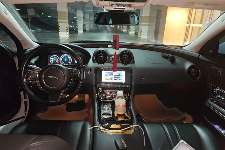 Used Jaguar XJ 2016 XJL 3.0 SC Two-Wheel-Drive Elegant Business Edition Center Console