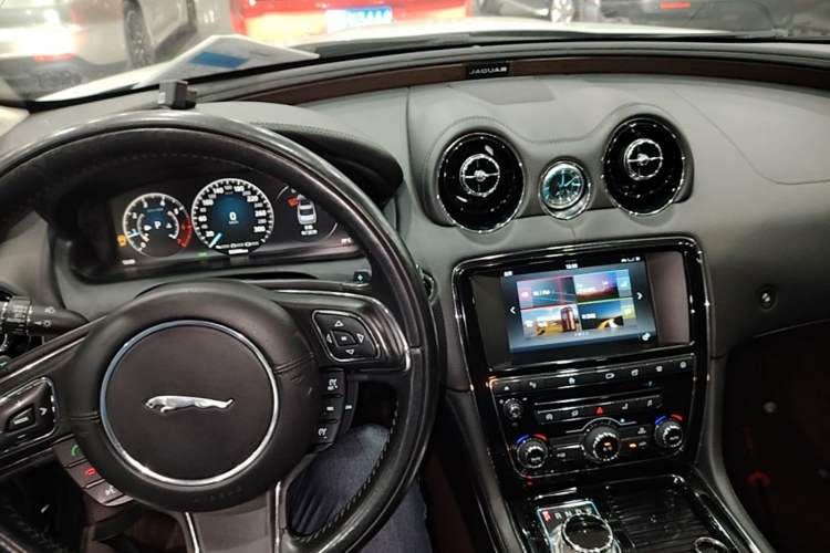 Used Jaguar XJ 2016 XJL 3.0 SC Two-Wheel-Drive Elegant Business Edition Center Console