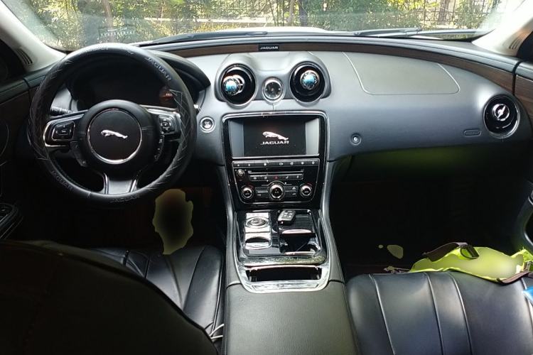 Used Jaguar XJ 2016 XJL 3.0 SC Two-Wheel-Drive Elegant Business Edition Center Console