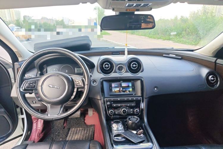 Used Jaguar XJ 2016 XJL 3.0 SC Two-Wheel-Drive Elegant Business Edition Center Console