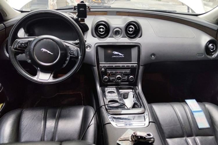 Used Jaguar XJ 2016 XJL 2.0T Two-Wheel-Drive Elegant Business Edition Center Console