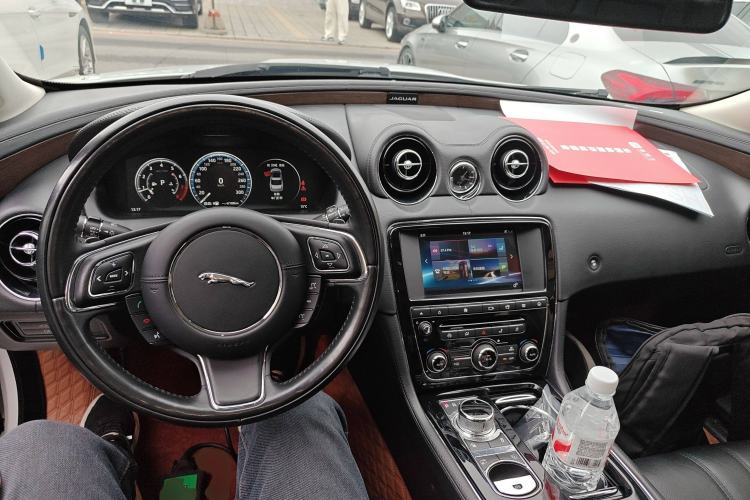 Used Jaguar XJ 2016 XJL 3.0 SC Two-Wheel-Drive Elegant Business Edition Center Console