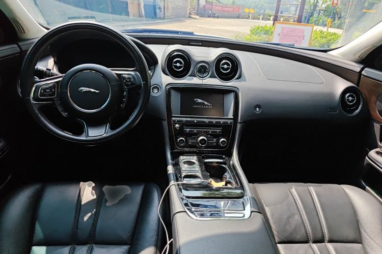 Used Jaguar XJ 2016 XJL 3.0 SC Two-Wheel-Drive Elegant Business Edition Center Console