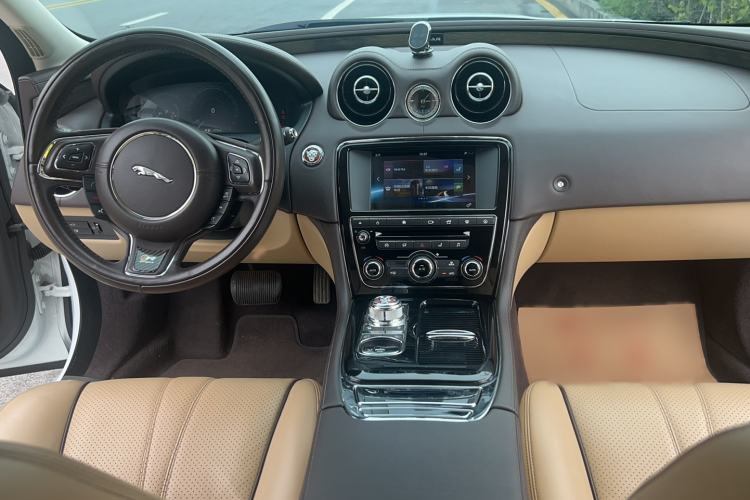 Used Jaguar XJ 2016 XJL 3.0 SC Four-Wheel Drive Panoramic Business Edition Center Console