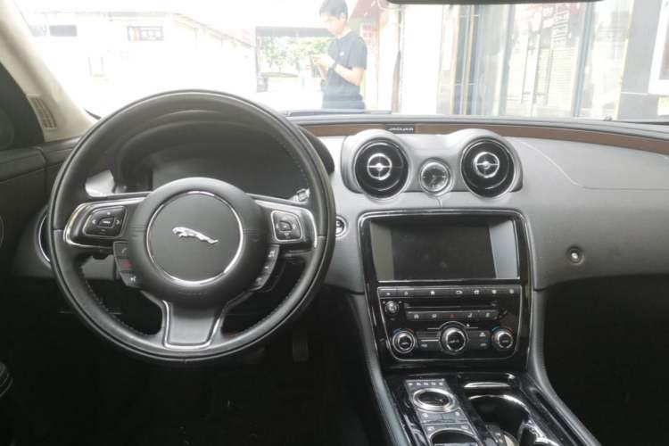 Used Jaguar XJ 2016 XJL 2.0T Two-Wheel-Drive Elegant Business Edition Center Console