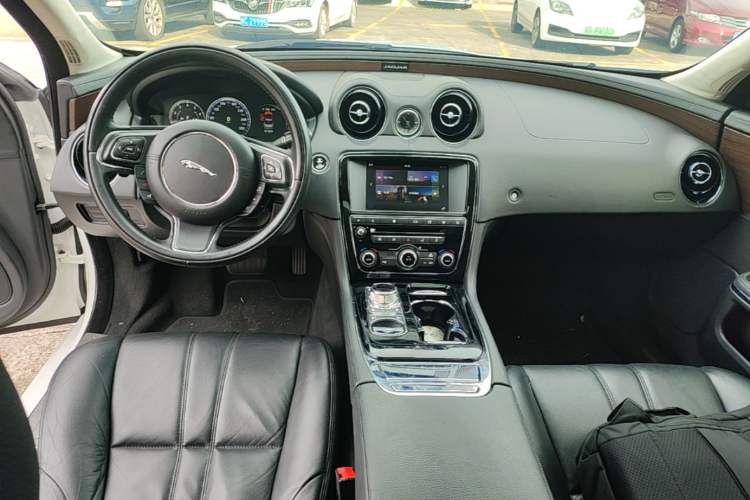 Used Jaguar XJ 2016 XJL 2.0T Two-Wheel-Drive Elegant Business Edition Center Console