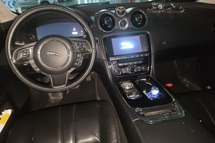 Used Jaguar XJ 2016 XJL 3.0 SC Two-Wheel-Drive Elegant Business Edition Center Console