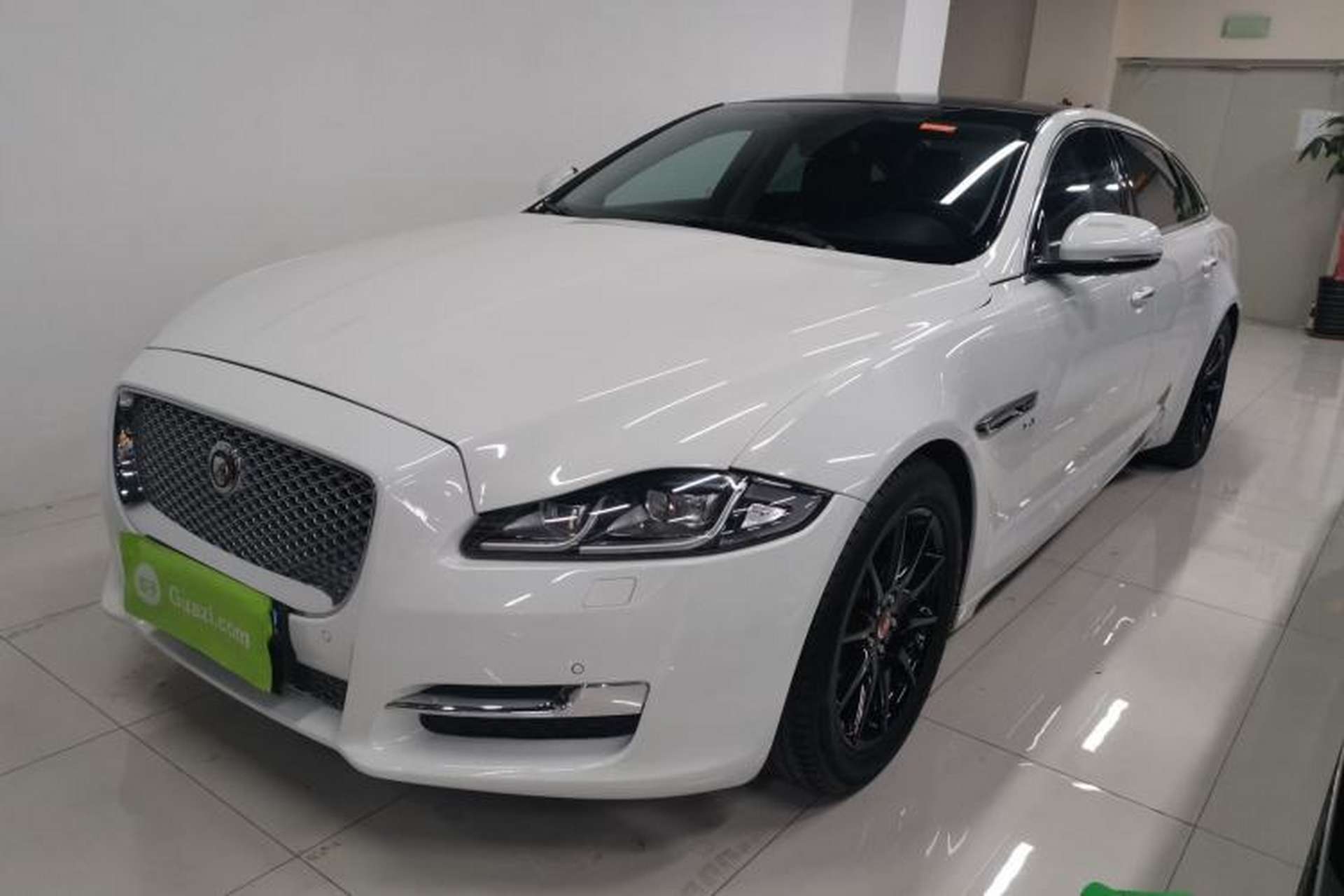 Used Jaguar XJ 2016 XJL 3.0 SC Two-Wheel-Drive Elegant Business Edition Front Left 45 Deg