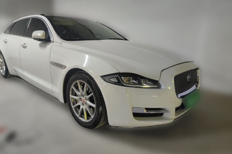 Used Jaguar XJ 2016 XJL 2.0T Two-Wheel-Drive Elegant Business Edition Front Right 45 Deg