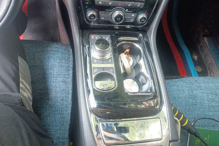 Used Jaguar XJ 2016 XJL 3.0 SC Two-Wheel-Drive Elegant Business Edition Gear Lever