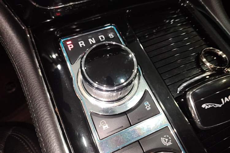 Used Jaguar XJ 2016 XJL 3.0 SC Two-Wheel-Drive Elegant Business Edition Gear Lever